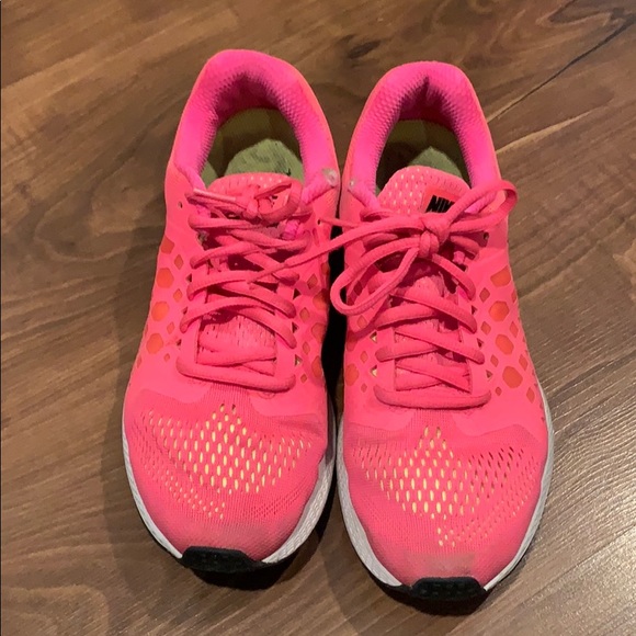 hot pink nike tennis shoes